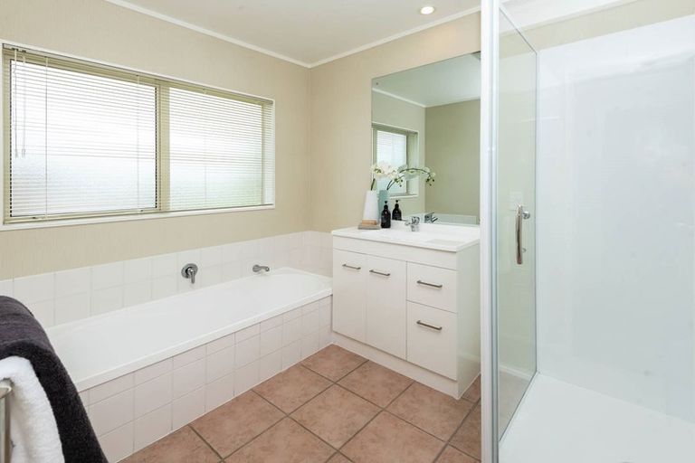Photo of property in 27 Bard Place, Golflands, Auckland, 2013