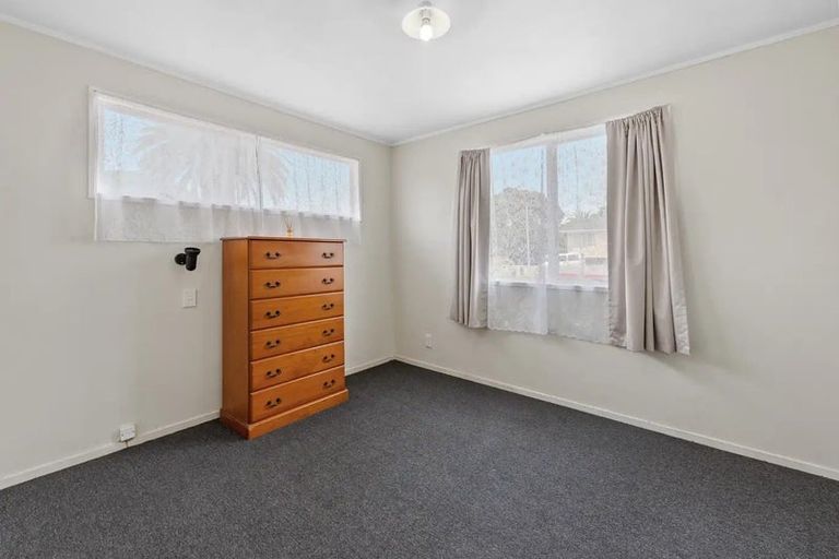 Photo of property in 22 Becker Drive, Weymouth, Auckland, 2103