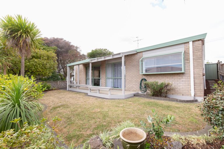 Photo of property in 1/30 Uxbridge Road, Mellons Bay, Auckland, 2014