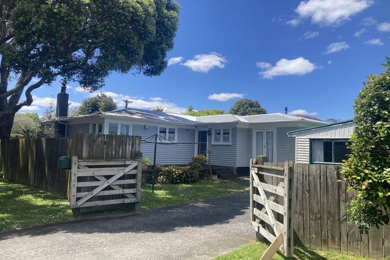 Photo of property in 99 Gloria Avenue, Te Atatu Peninsula, Auckland, 0610