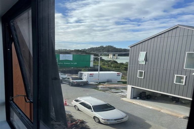 Photo of property in 4/35 Marine Parade, Hobsonville, Auckland, 0616