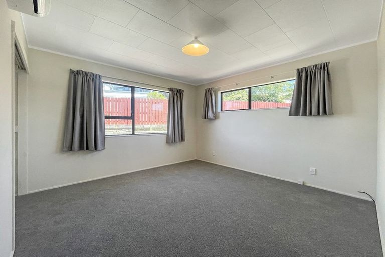 Photo of property in 7 Sunhaven Drive, Newlands, Wellington, 6037