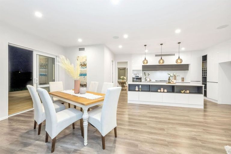 Photo of property in 15 Catalina Avenue, Rosehill, Papakura, 2113