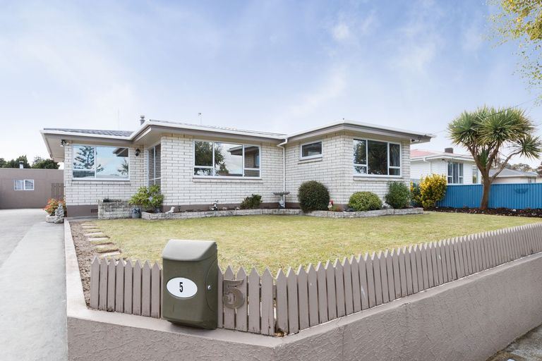 Photo of property in 5 Tararua Terrace, Cloverlea, Palmerston North, 4412