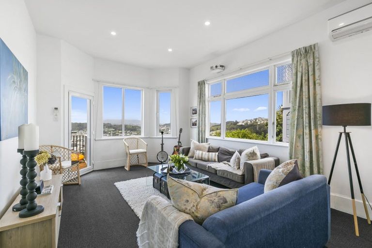 Photo of property in 112 Kelburn Parade, Kelburn, Wellington, 6012