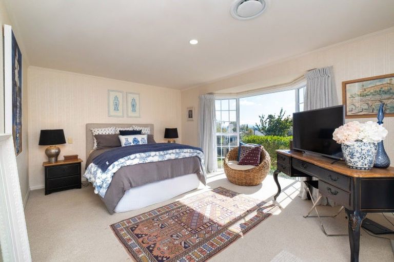 Photo of property in 2 Woodford Heights, Havelock North, 4130