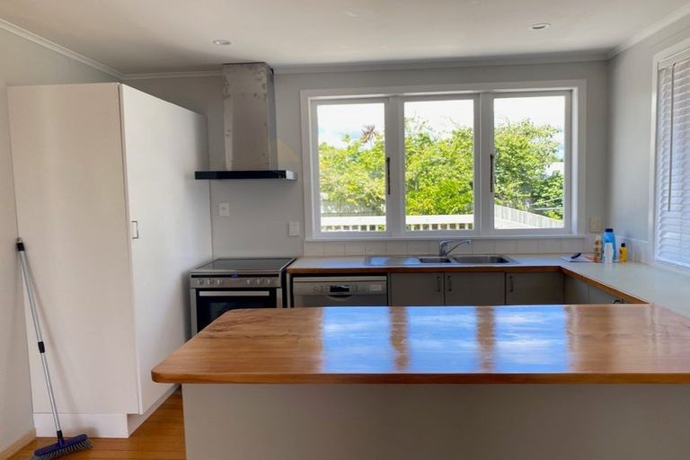 Photo of property in 20 Taipari Road, Te Atatu Peninsula, Auckland, 0610