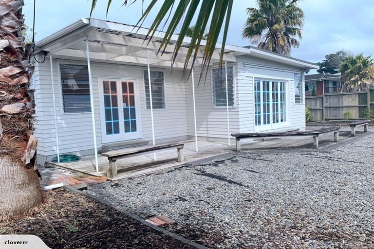 Photo of property in 37 Royal Road, Massey, Auckland, 0614