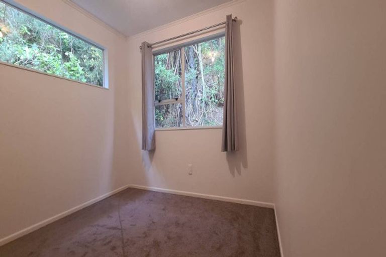 Photo of property in 6 Glanmire Road, Newlands, Wellington, 6037