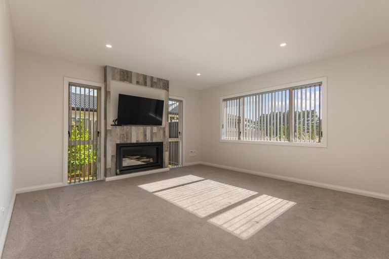 Photo of property in 39 Coutts Way, Fitzherbert, Palmerston North, 4410