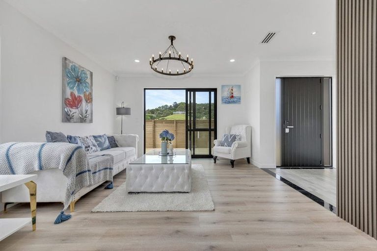 Photo of property in 2a Ballyalton Crescent, Flat Bush, Auckland, 2019