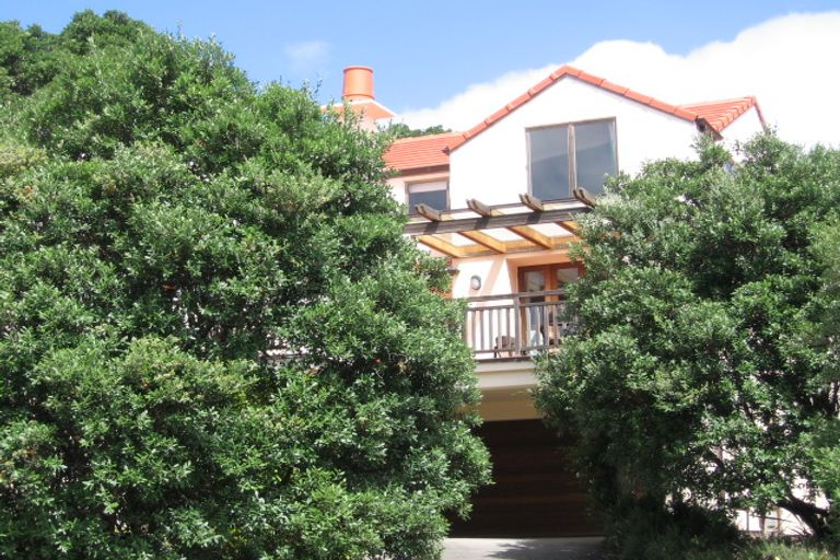 Photo of property in 6 Taumata Road, Castor Bay, Auckland, 0620