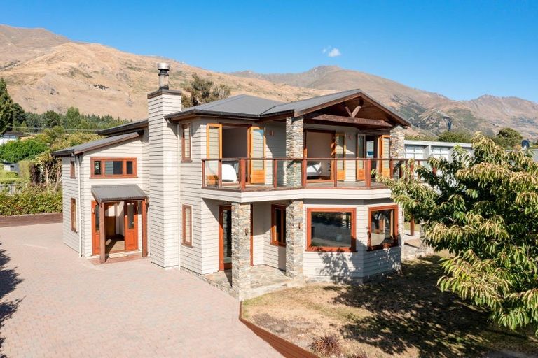 Photo of property in 32 Old Station Avenue, Wanaka, 9305