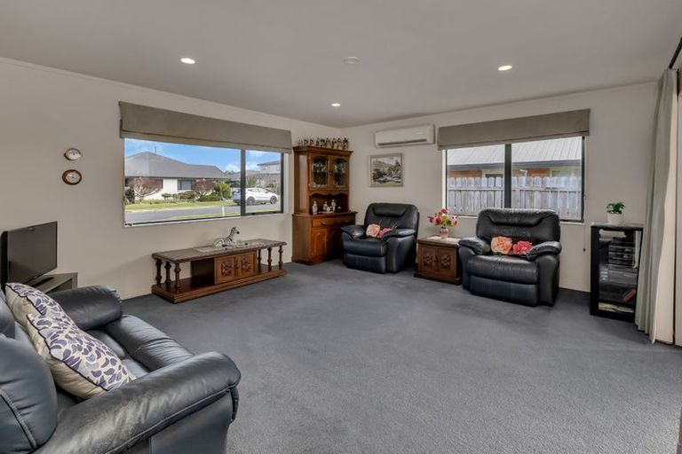 Photo of property in 32 Bermuda Place, One Tree Point, 0118