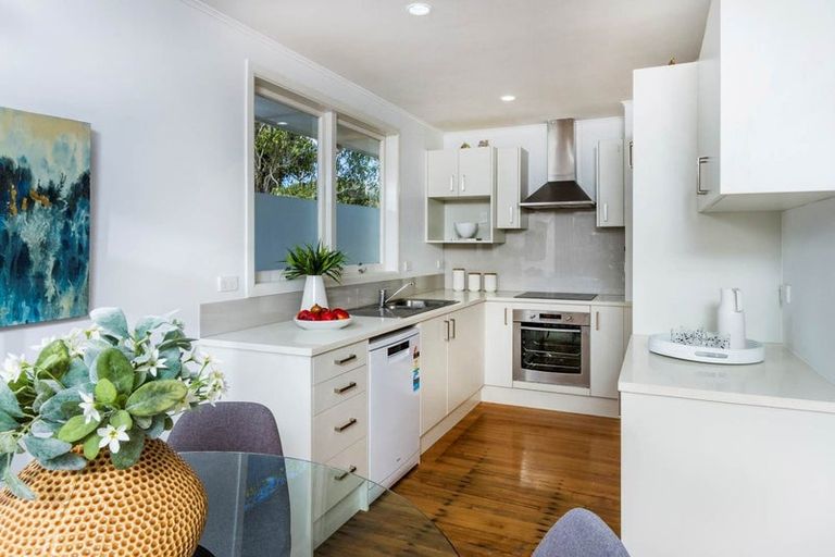 Photo of property in 1/4 Bond Crescent, Forrest Hill, Auckland, 0620