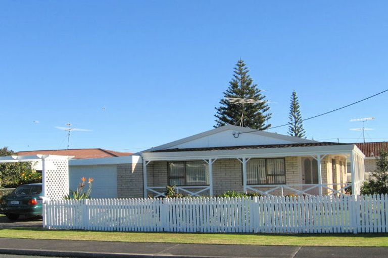 Photo of property in 1/18 Edward Avenue, Orewa, 0931