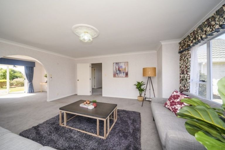 Photo of property in 15 Rosebank Avenue, Kelvin Grove, Palmerston North, 4414