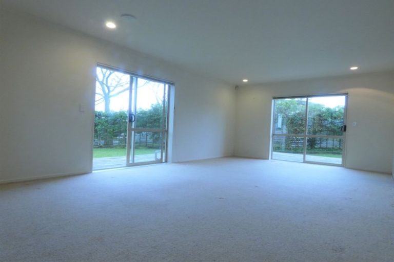 Photo of property in 27 Marinich Drive South, Ranui, Auckland, 0612