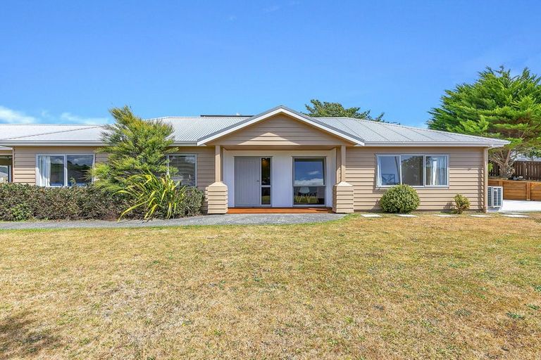 Photo of property in 2 Catlins Glen, Aotea, Porirua, 5024