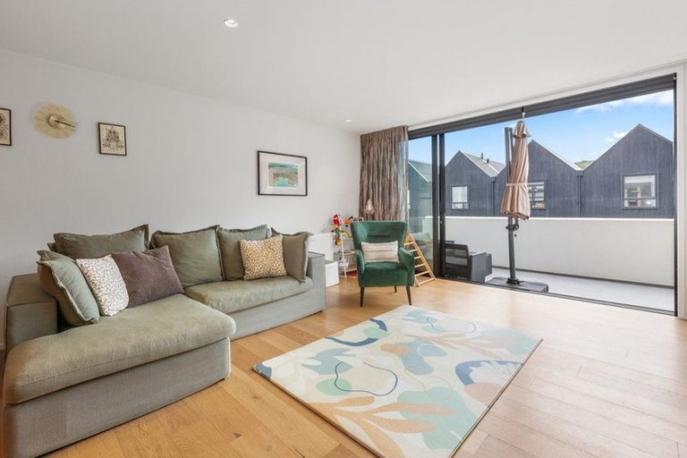 Photo of property in 5 Jean Caldwell Way, Island Bay, Wellington, 6023