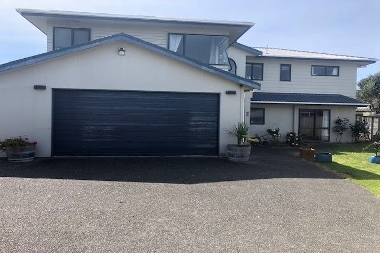 Photo of property in 135 Field Way, Waikanae Beach, Waikanae, 5036