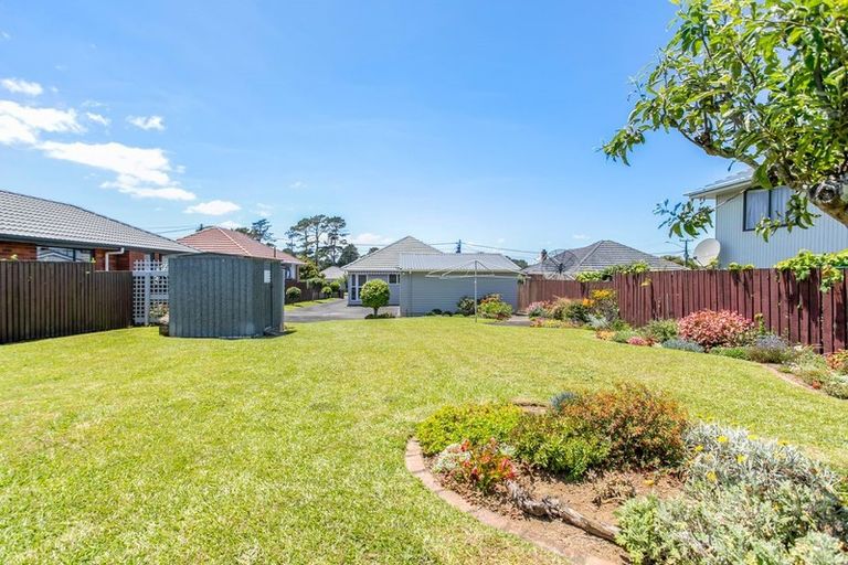 Photo of property in 15 Tiki Street, New Lynn, Auckland, 0600