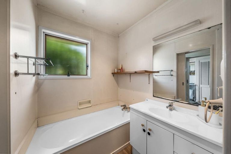 Photo of property in 31 Takapu Street, Henderson, Auckland, 0612