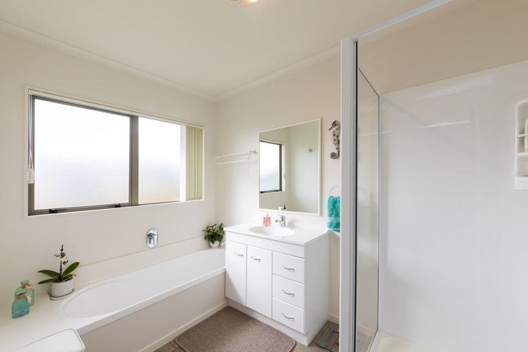 Photo of property in 63 Pacific Drive, Fitzherbert, Palmerston North, 4410