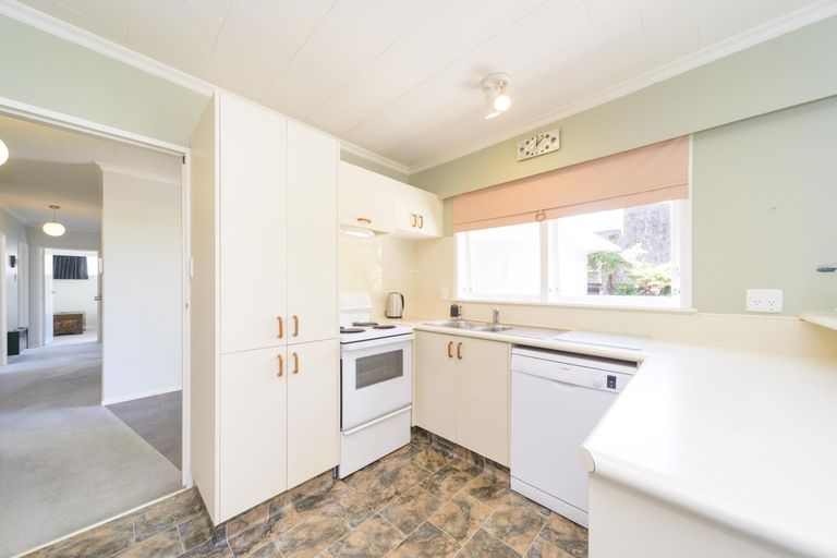 Photo of property in 77 Wikiriwhi Crescent, Awapuni, Palmerston North, 4412