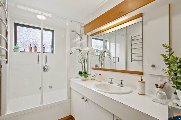 Photo of property in 11 Cannon Street, Westown, New Plymouth, 4310