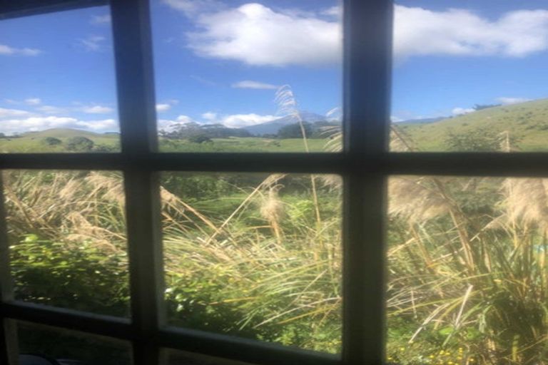 Photo of property in 2 Te Ara Karoiroa Road, Hurford, New Plymouth, 4374