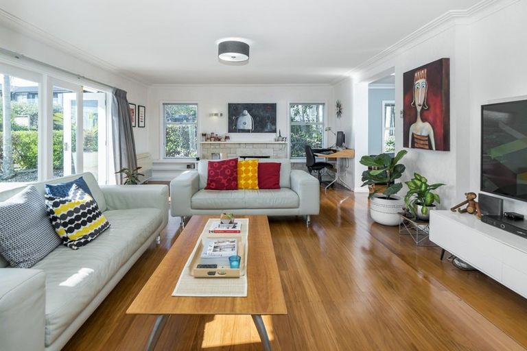 Photo of property in 2 Pleasant Place, Mellons Bay, Auckland, 2014
