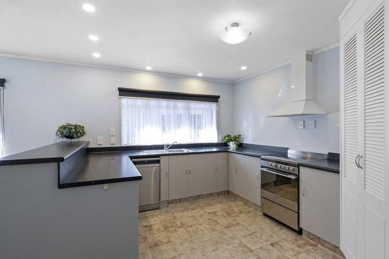 Photo of property in 14 Sandel Rise, Merrilands, New Plymouth, 4312