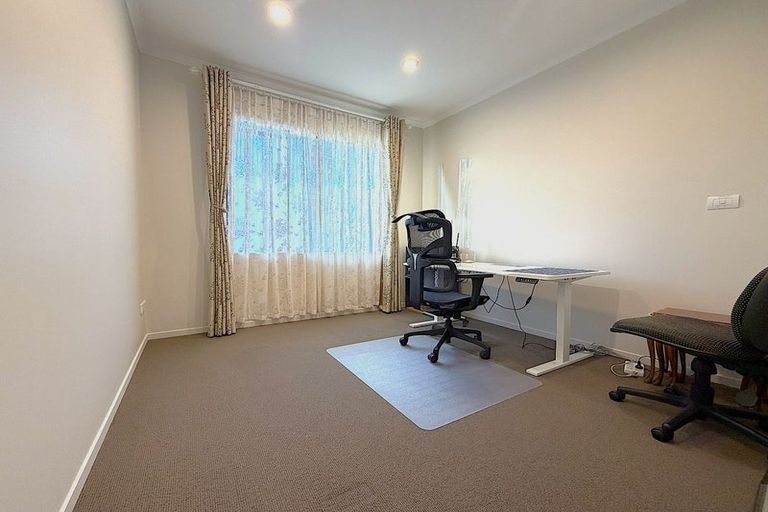 Photo of property in 7 Northcross Drive, Oteha, Auckland, 0630