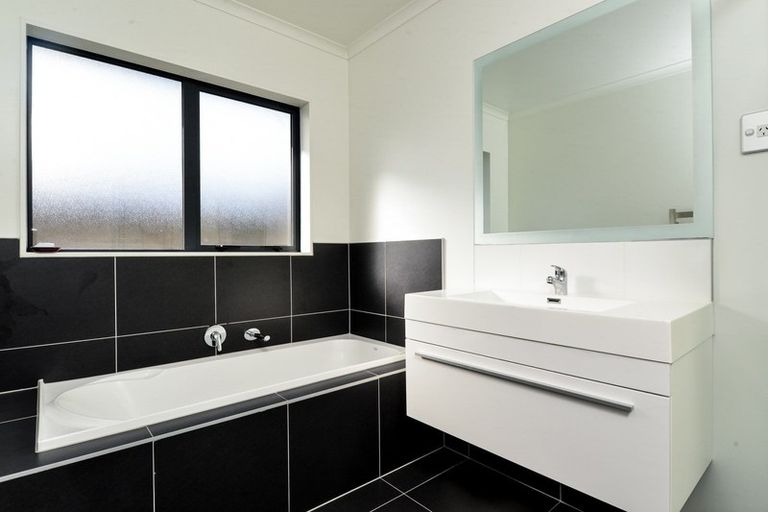 Photo of property in 35 Whitney Place, Rototuna North, Hamilton, 3210