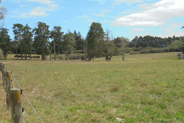 Photo of property in 691 Waitakere Road, Kumeu, 0891