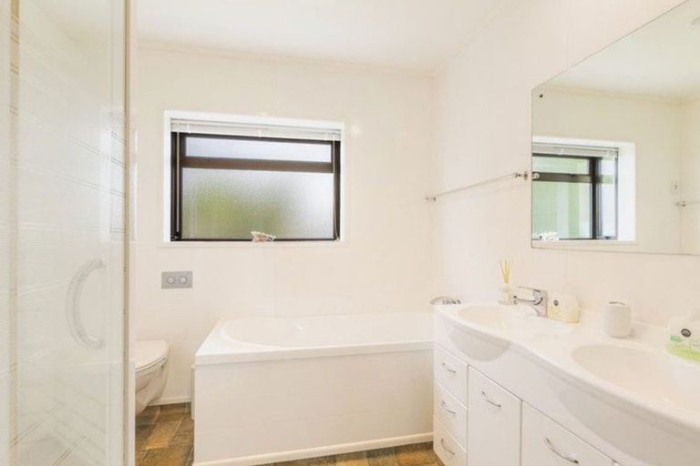 Photo of property in 9 Deakin Place, Clive, 4102