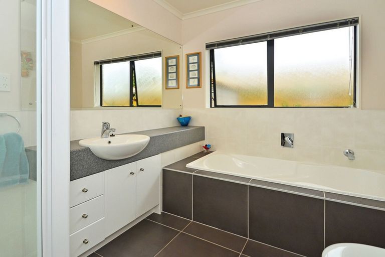 Photo of property in 56 Stranraer Crescent, Wattle Downs, Auckland, 2103