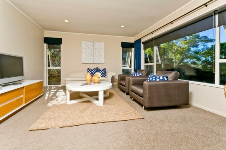 Photo of property in 11 Te Hoe Grove, Pinehill, Auckland, 0632