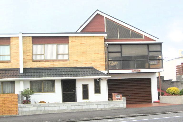 Photo of property in 400 Devon Street East, Strandon, New Plymouth, 4312