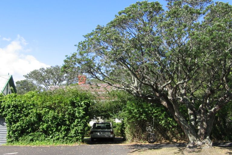 Photo of property in 4 Second Avenue, Stanley Point, Auckland, 0624