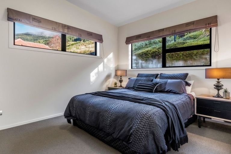 Photo of property in 70 Wynyard Crescent, Fernhill, Queenstown, 9300