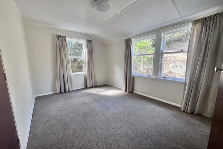 Photo of property in 100 Sidlaw Street, Strathmore Park, Wellington, 6022