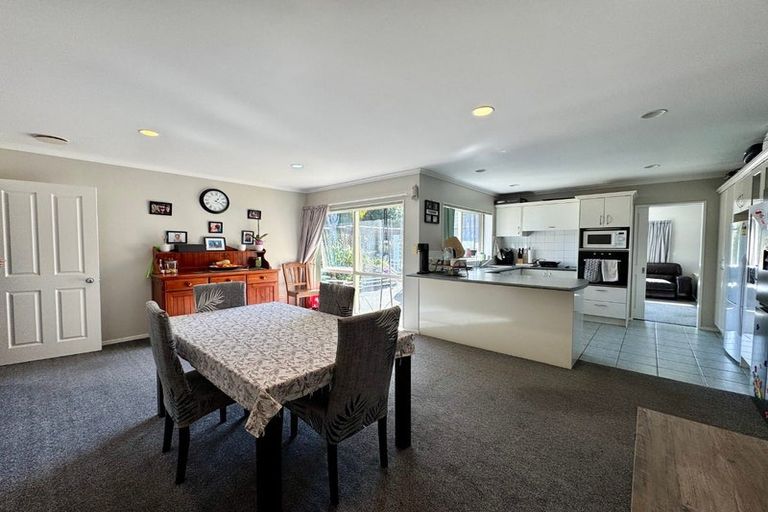 Photo of property in 12 Mellefont Close, East Tamaki Heights, Auckland, 2016