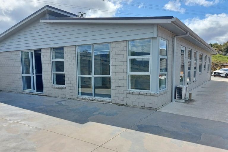 Photo of property in 31 Percy Kinsman Crescent, Riverstone Terraces, Upper Hutt, 5018