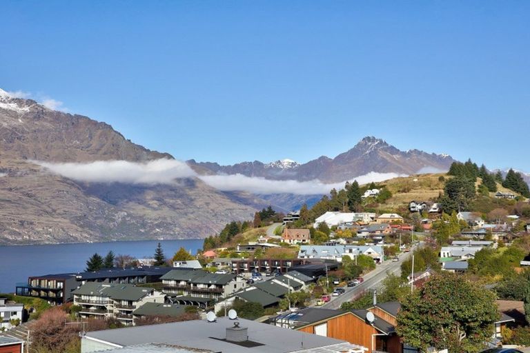 Photo of property in 70 Wynyard Crescent, Fernhill, Queenstown, 9300