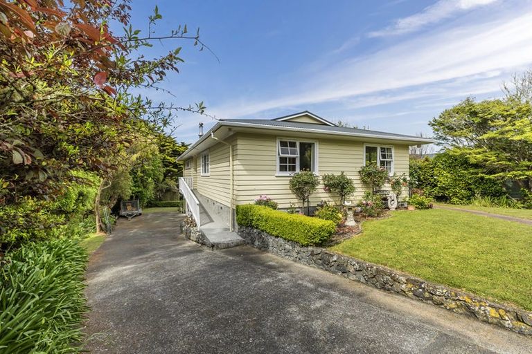 Photo of property in 28 Bartlett Grove, Tawa, Wellington, 5028