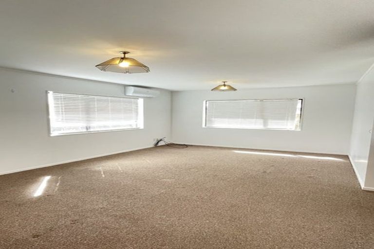 Photo of property in 58 Aviemore Drive, Highland Park, Auckland, 2010