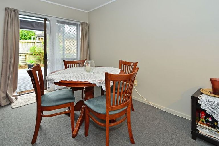 Photo of property in 2/9 Maplesden Drive, Clendon Park, Auckland, 2103