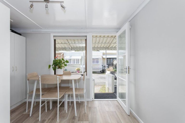 Photo of property in Orange Grove Flats, 2/549 Childers Road, Te Hapara, Gisborne, 4010